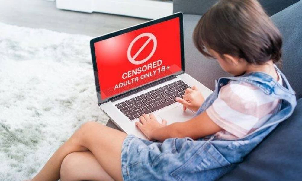Πρώην ιερόδουλη κηρύττει πόλεμο στο Facebook για την παιδική κακοποίηση